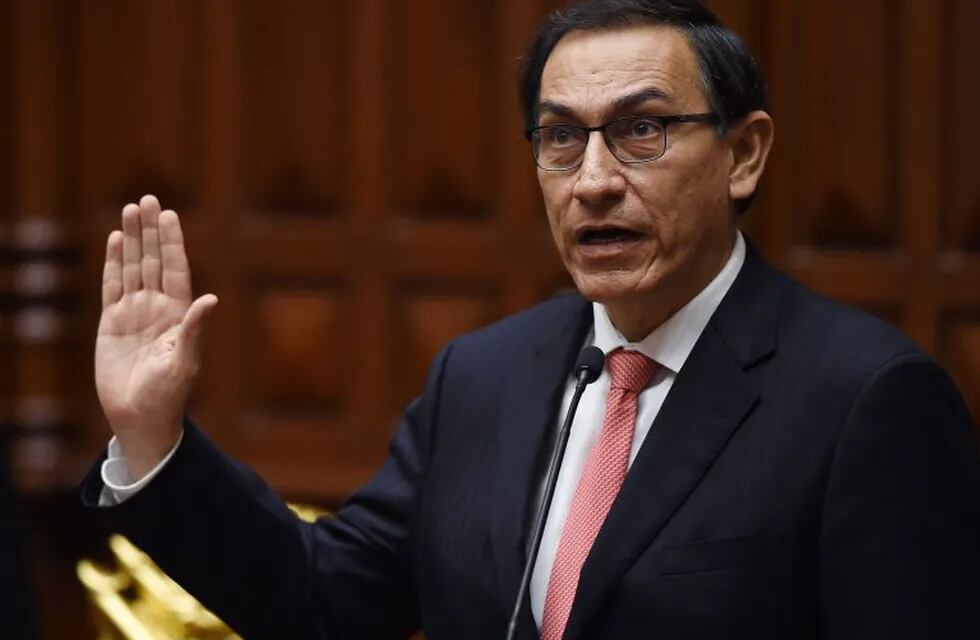 Peru's new President Martin Vizcarra swears in during a ceremony at the Congress in Lima on March 23, 2018.\nVizcarra was sworn in as Peru's new president after, as vice president, he was catapulted to the post when Pedro Pablo Kuczynski resigned to avoid impeachment. / AFP PHOTO / Cris BOURONCLE