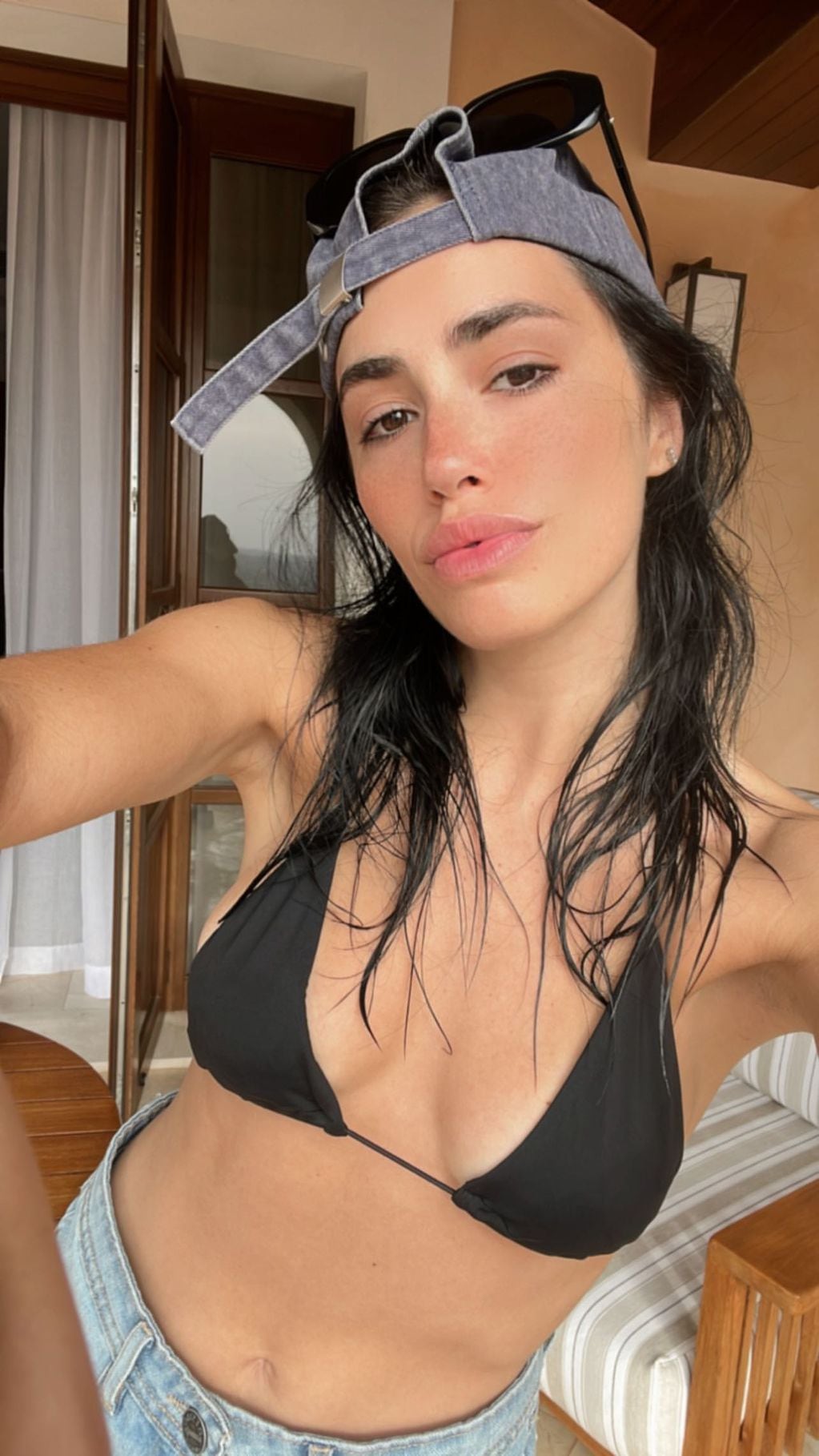 Lali Espósito y sus selfies en bikini.