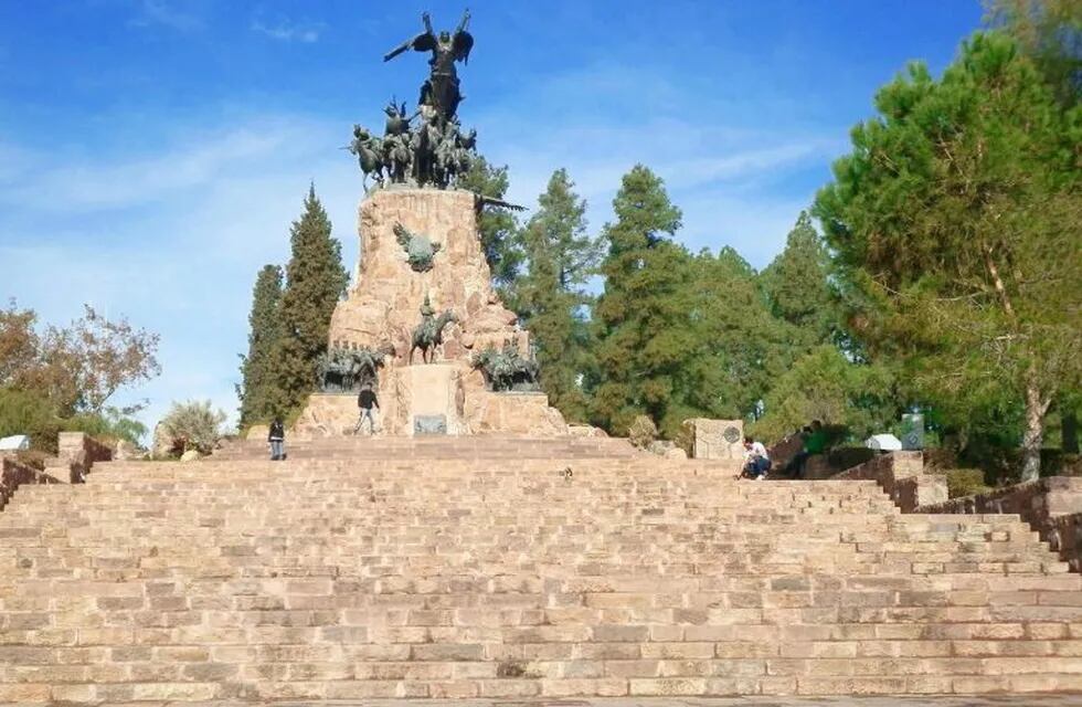 En la explanada del monumento se licitará la construcción de un pequeño restaurante y baños públicos.