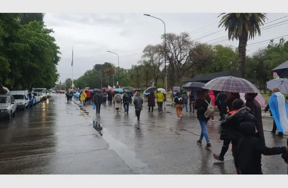 A pesar de la lluvia, un grupo de docentes autoconvocados se reunieron para marchar alrededor del Centro Cívico.