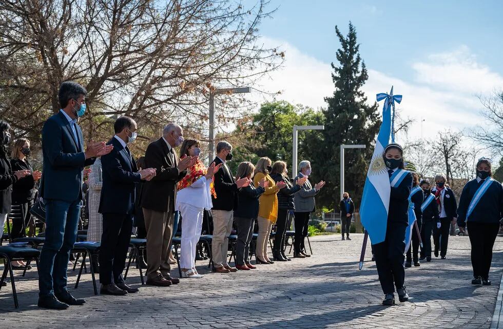 En la plaza Sarmiento de Ciudad esta mañana se realizó el acto de celebración del Día del Maestro. Gentileza MCM