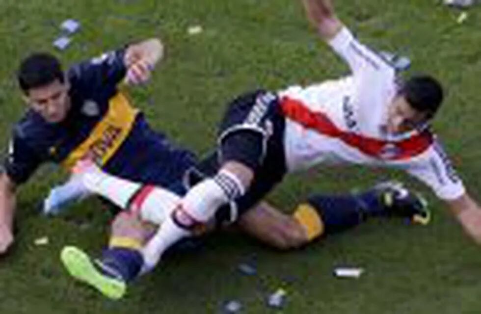 superclasico del futbol argentinornrnBoca Juniors' Guillermo Burdisso left, fights for the ball with River Plate's Rogelio Funes Mori during an Argentina's league soccer match in Buenos Aires, Argentina, Sunday, May 5, 2013. (AP Photo/Natacha Pisarenko) cancha de boca juniors Guillermo Burdisso Rogelio Funes Mori campeonato torneo final 2013 futbol futbolistas partido boca juniors river plate