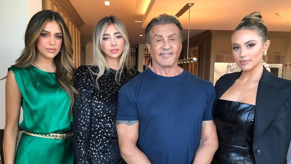 Sylvester Stallone junto a sus hijas.