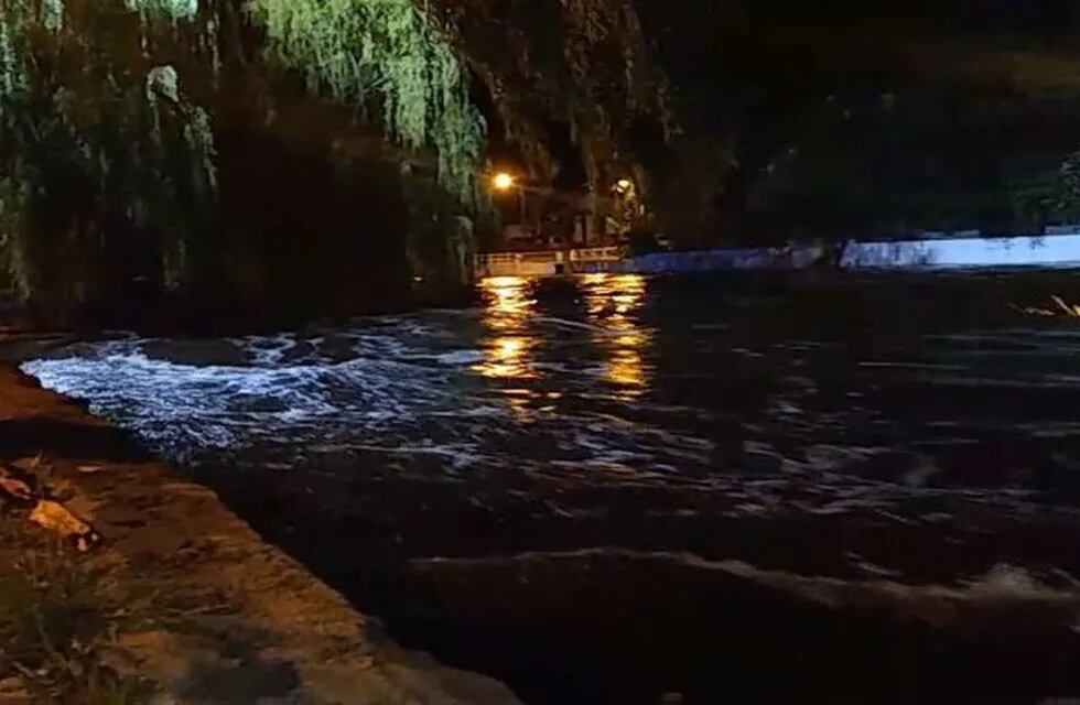 Impresionante crecida del río de Mina Clavero.
