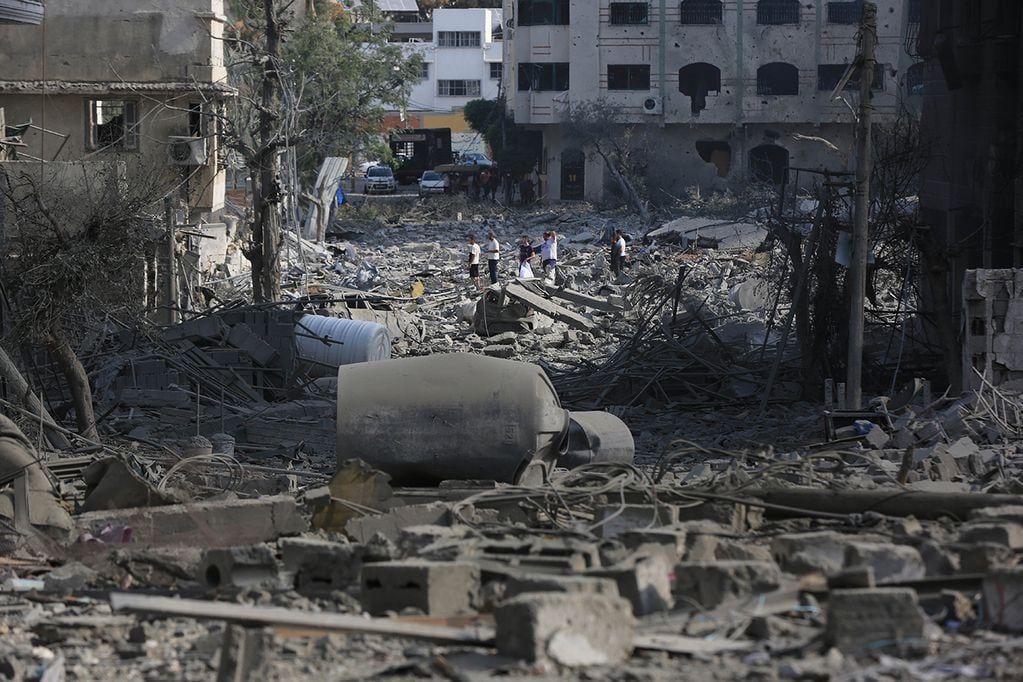 Una vista de los edificios destruidos y los escombros en el barrio de al-Rimal después de los ataques aéreos israelíes en la Franja de Gaza. 