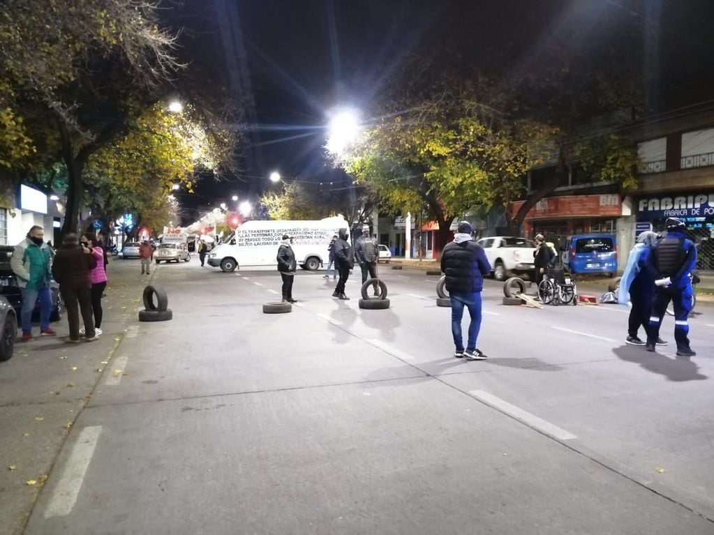 Transportitas de personas con discapacidad cortaron la entrada a Mendoza.