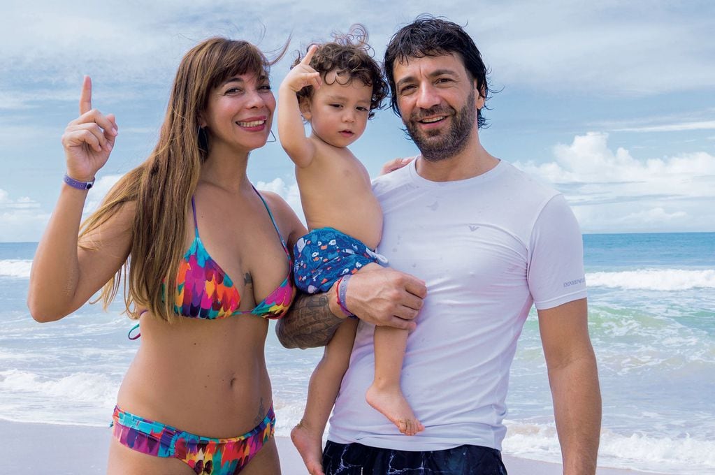 Ximena Capristo y Gustavo Conti de vacaciones en Brasil con su pequeño hijo hace unos años.