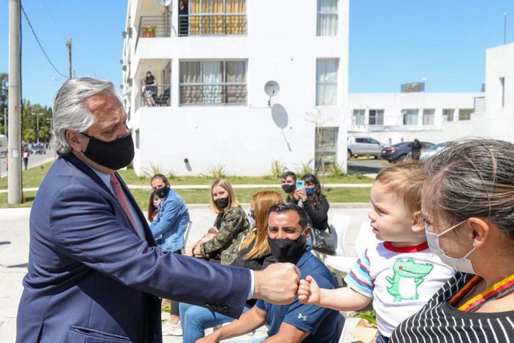 El presidente Alberto Fernández entrega viviendas Procrear para familias de las provincias de Tucumán, Santa Fe y Buenos Aires. (Foto: Presidencia)