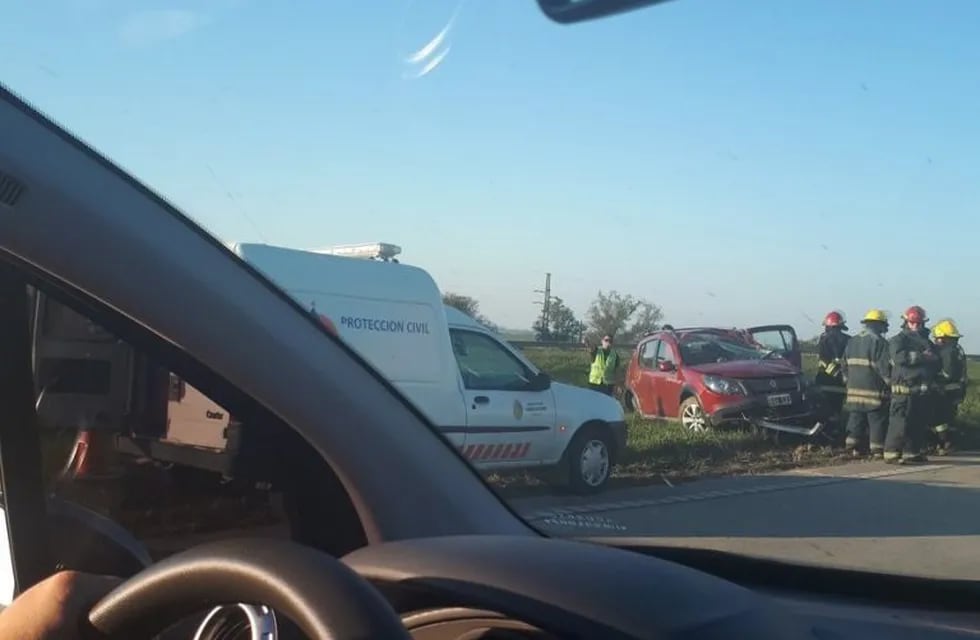 El Renault Clío sufrió daños importantes debido al vuelco. (@Evange74)