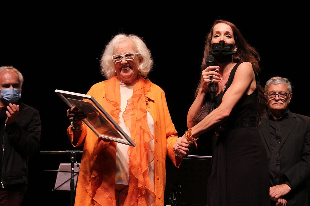 La intérprete argentina brindó dos shows en la ciudad y recibió una distinción por su trayectoria.