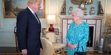 Boris Johnson y la reina Isabel II (AP).