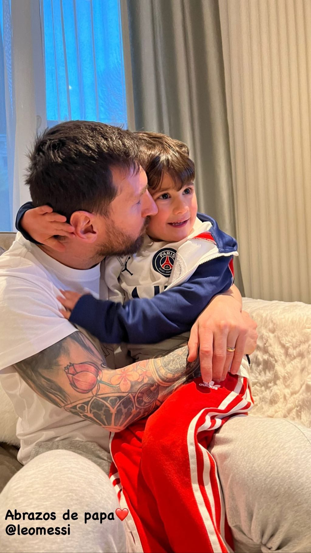 El tierno abrazo de Leo Messi y su hijo Ciro.