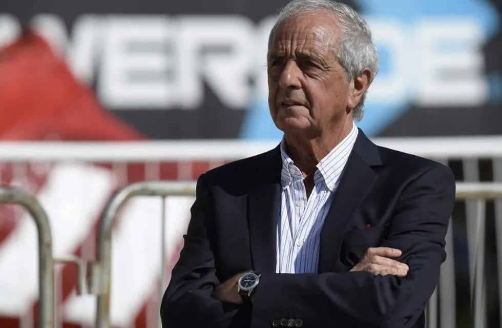 River Plate's President Rodolfo D'Onofrio looks on before the start of the Argentine first division football match against Boca Juniors at the Monumental stadium in Buenos Aires, Argentina, on December 11, 2016.rnBoca Juniors won by 4-2. / AFP PHOTO / JUAN MABROMATA cancha river plate Rodolfo DOnofrio futbol torneo primera division 2016 futbol futbolistas river plate boca juniors