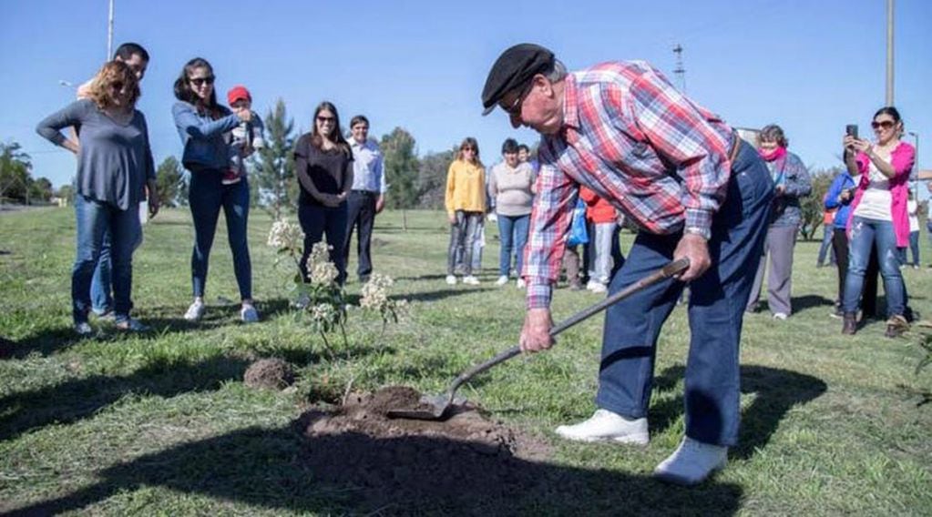 Vecinos plantan un rosal en Salliqueló (La Nación)