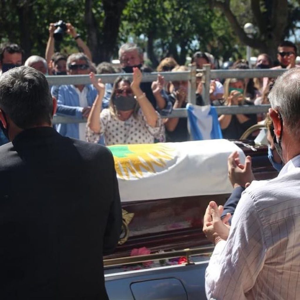 Miles de personas le dan el último adiós al intendente de Gualeguay.
Crédito: LT38