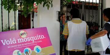 Casa por casa. Personal del Ministerio de Salud visitó hogares para detectar posibles casos de dengue (Gobierno de Córdoba)
