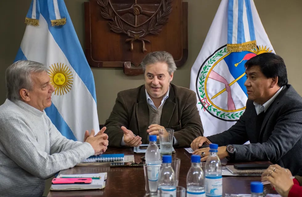 El concejal Gastón Millón (centro) condujo la reunión con el secretario de Servicios Públicos de la Municipalidad, Guillermo Marenco (izq.).