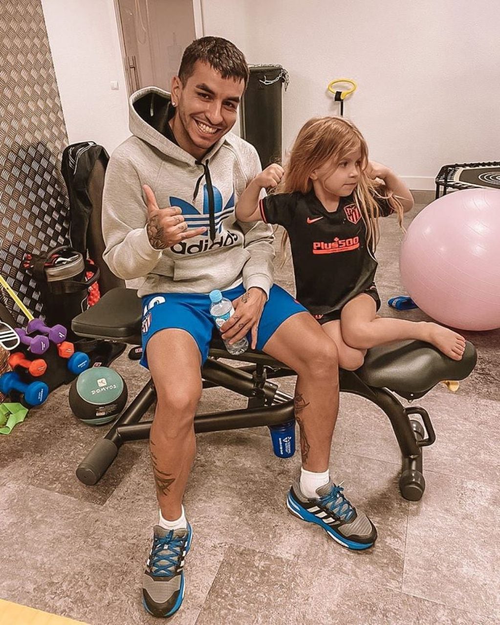 Ángel Correa y su hija Lola durante la cuarentena (Instagram)