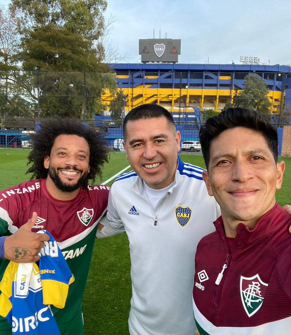 El argentino y goleador del Flu, Germán Cano junto a su compañero, Marclo y Juan Román Riquelme