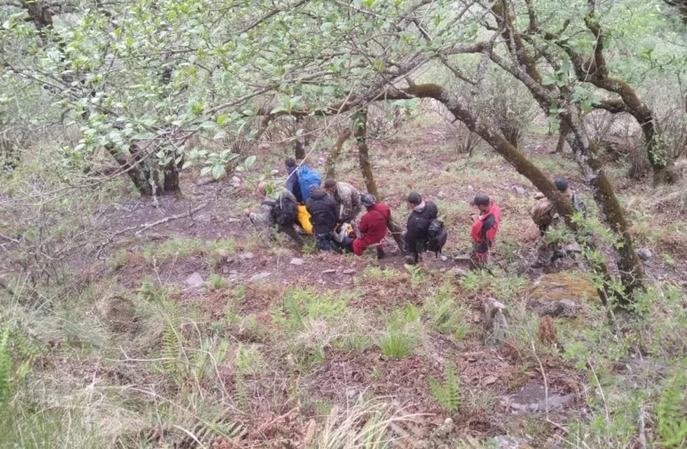 Rescataron a un joven que se hallaba herido y deshidratado tras desbarrancar en un cerro de Jujuy.