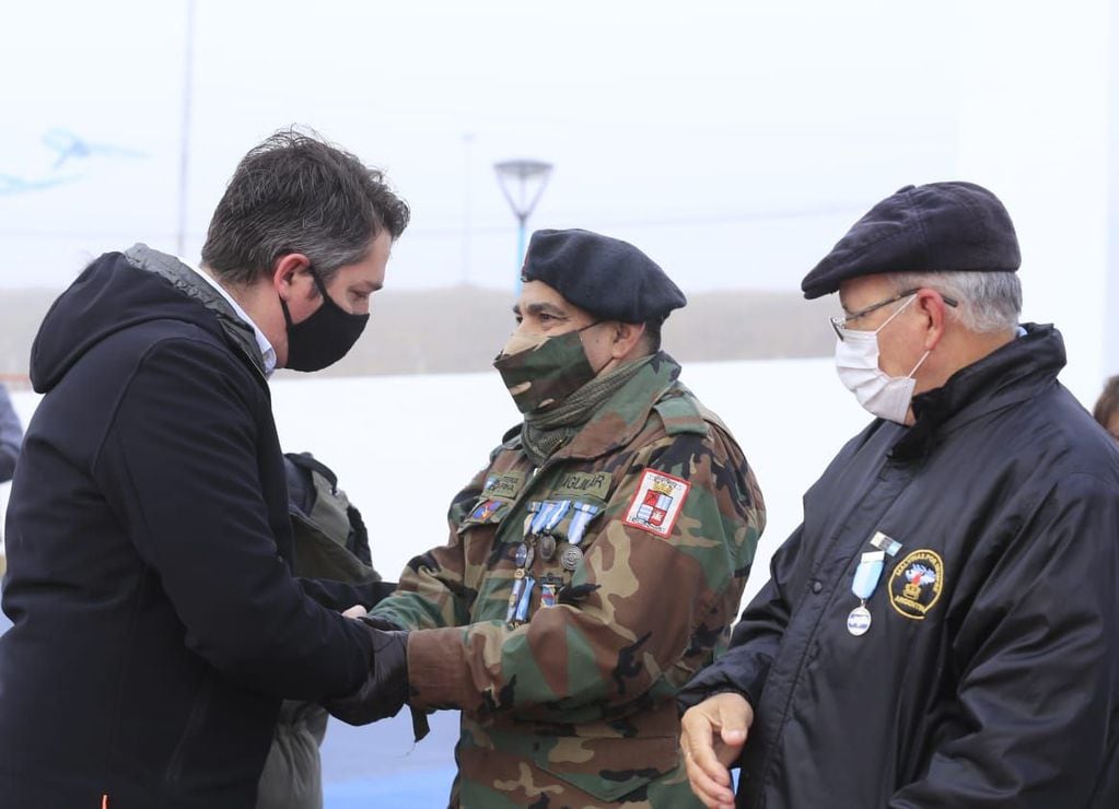 El Intendente Martín Pérez afirmó que "este 2 de abril, el pueblo de Río Grande acompaña a sus héroes de Malvinas en un sentido y respetuoso homenaje. Somos Río Grande. Somos la ciudad de la soberanía, y estamos orgullosos de ellos".