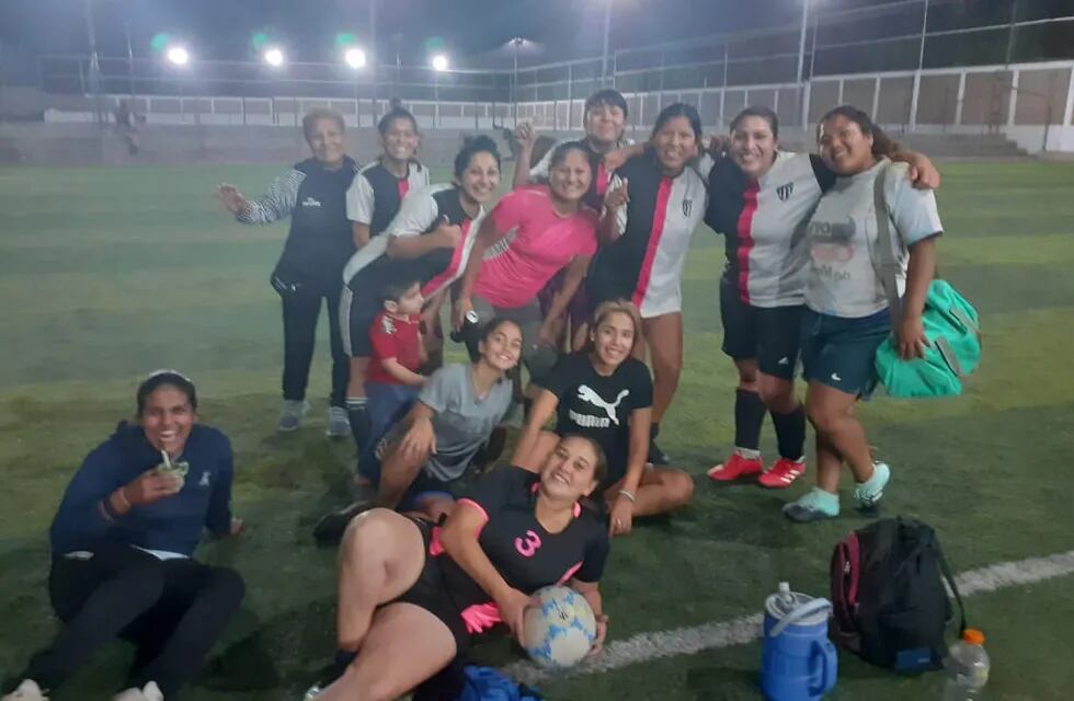 Minotto Fem, el equipo guaymallino de fútbol fememino que se ha convertido en un refugio pata muchas mujeres.