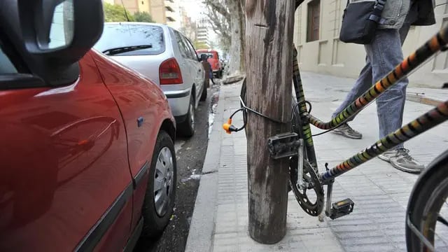 Donde sea. Ante la falta de bicicleteros, las bicicletas quedan atadas a los postes o a lo que se pueda.