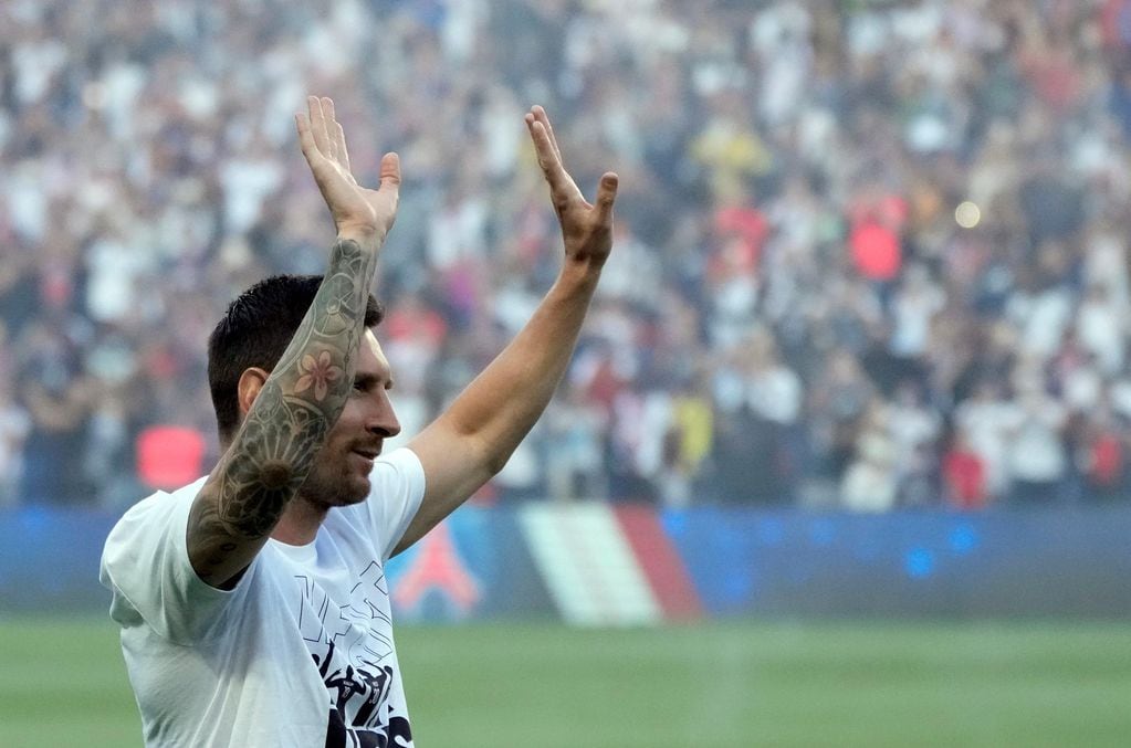 Locura por Messi, en su presentación junto a los refuerzos del PSG. (AP Photo/Francois Mori)