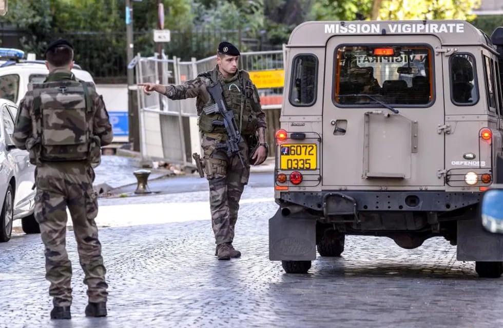 TRE01 LEVALLOIS PERRET (FRANCIA), 09/08/2017.- Varios militares delimitan un perímetro de seguridad en el lugar donde un vehículo ha atropellado a un grupo de militares en Levallois Perret, a las afueras de París (Francia) hoy, 9 de agosto del 2017, y ha provocado seis heridos según fuentes del Ministerio del Interior. EFE/CHRISTOPHE PETIT TESSON