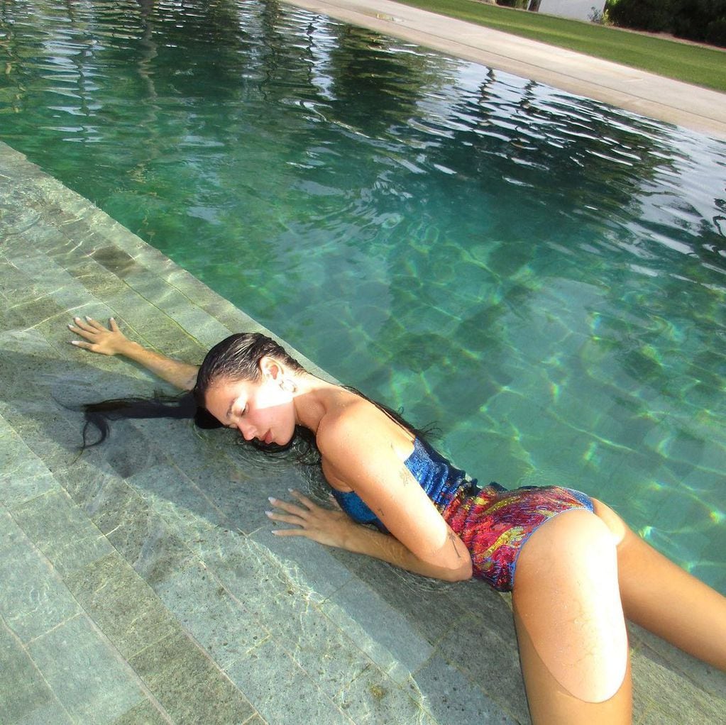 Dua Lipa posó desde la piscina con un traje de baño de lentejuelas y encendió Instagram.