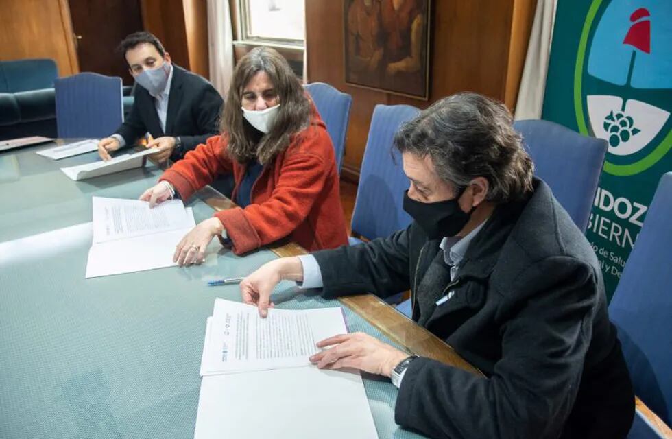 Edificio de la ex DINAF será utilizado como centro de atención de casos de COVID-19. Tadeo García Salazar y Ana María Nadal. Foto: Prensa Mendoza.