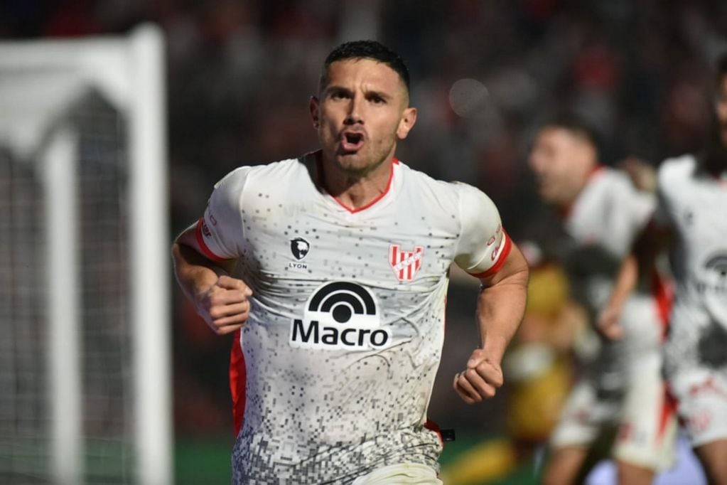 Con gol de “Maravilla” Martínez sobre el final, Instituto le ganó a Colón. (Facundo Luque / La Voz)