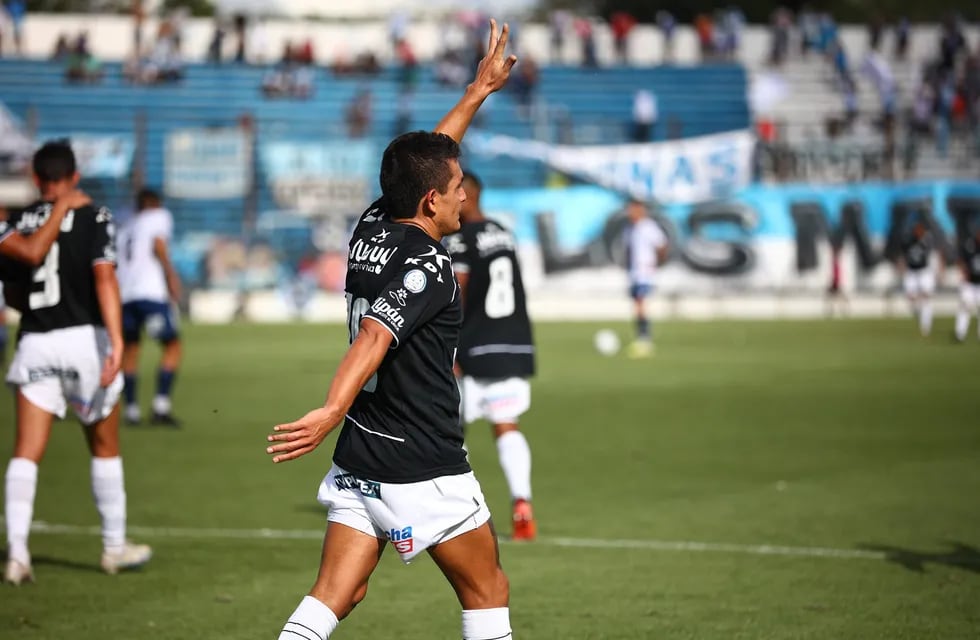 Luis “Pulga” Rodríguez festeja su tercer gol en el torneo y que significó la victoria de Gimnasia de Jujuy.