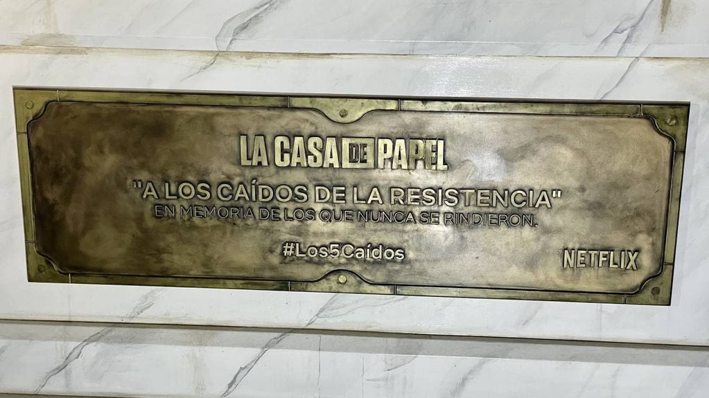 Homenaje a los "caídos" de La Casa de Papel en el Monumento a la Bandera. (@Leaopermetal)