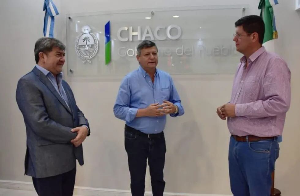 Domingo Peppo recibió al nuevo intendente de Villa Río Bermejito, Julio César Paredez. (Foto: Diario Chaco)