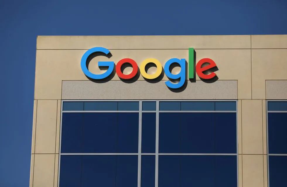 The Google logo is pictured atop an office building in Irvine, California, U.S. August 7, 2017.   REUTERS/Mike Blake eeuu california  logo de google en edificio de california internet empresas
