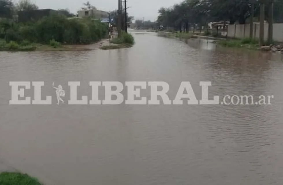 Las calles de Añatuya quedaron  sumergidas bajo el agua.