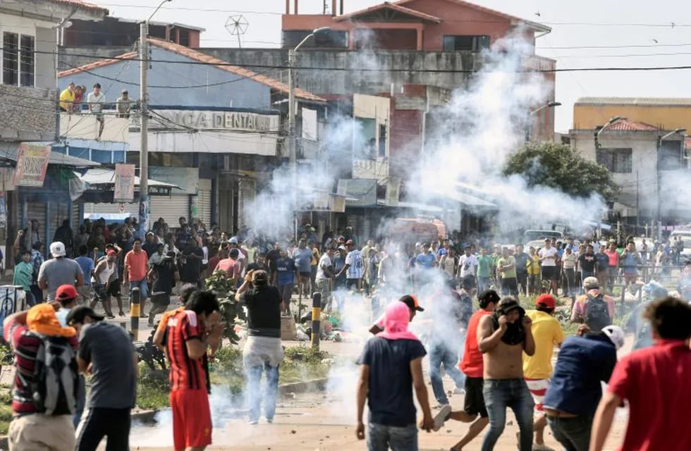 Bolivia: la OEA pidió segunda vuelta y hubo enfrentamientos en las calles de Santa Cruz. (REUTERS)