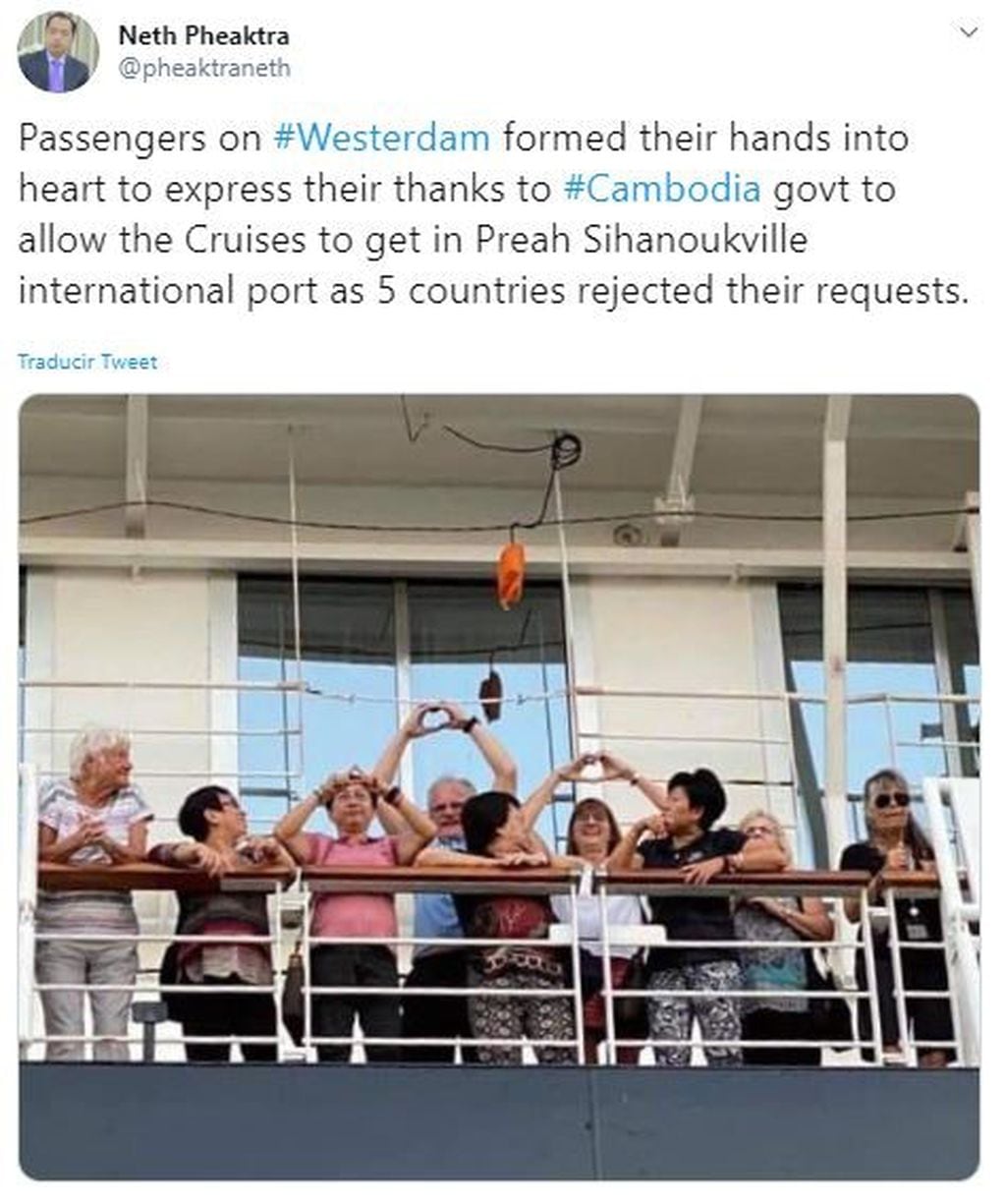 Neth Pheaktra mostró la foto de los pasajeros agradecidos con el Gobierno de Camboya (@pheaktraneth).
