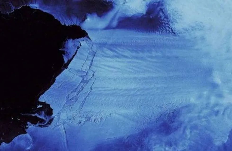 El video que muestra cómo se forma un iceberg del tamaño de 70 canchas de fútbol