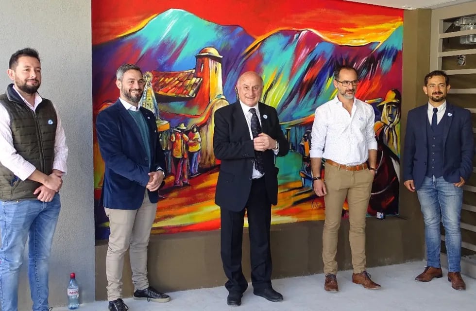 Un imponente mural, de colores vibrantes y con la firma de Ariel Cortez, recibe a los visitantes en el ingreso a Torre Murguía.