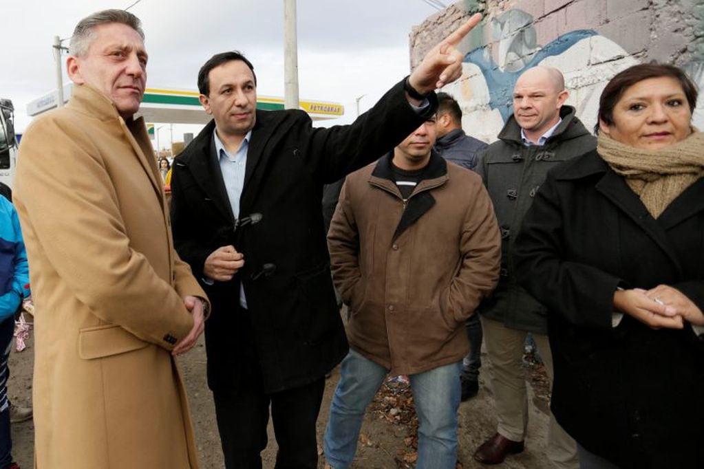 Mariano Arcioni junto al intendente de Trelew.