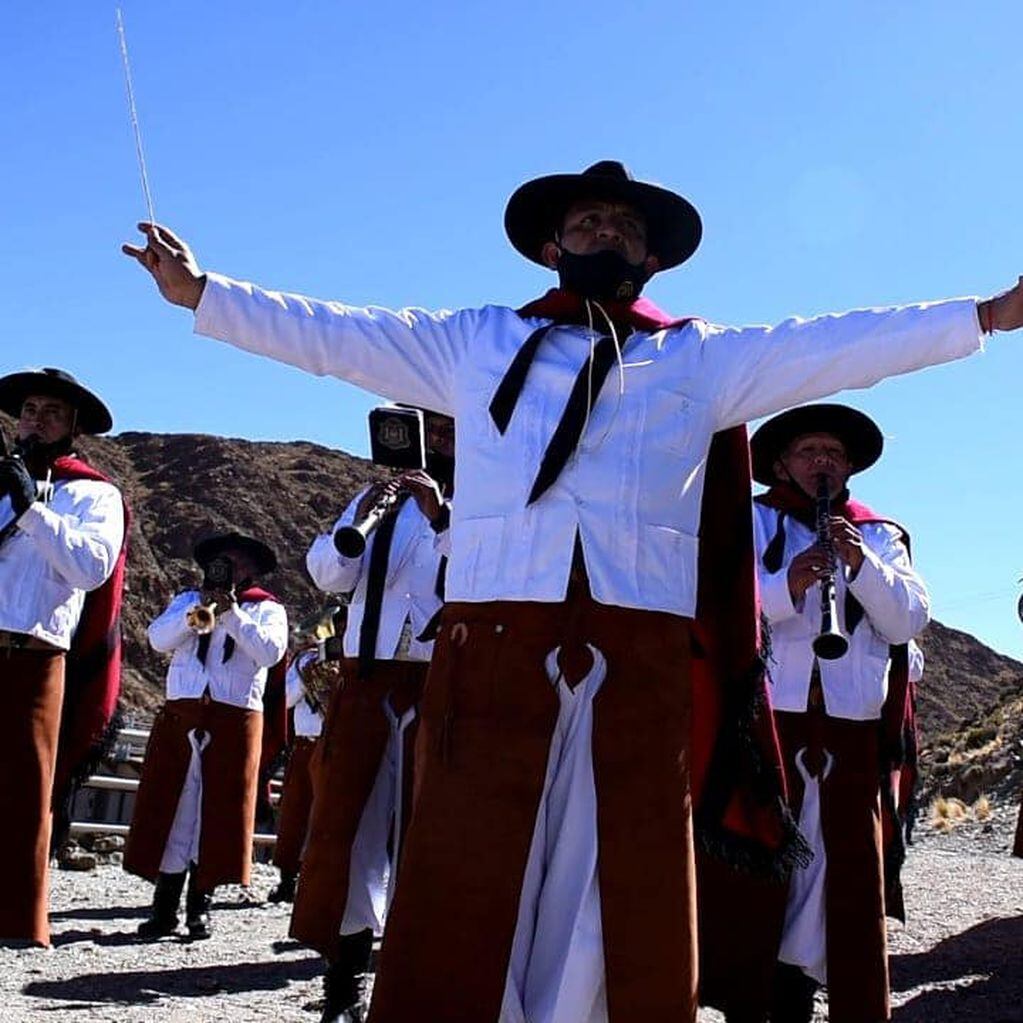 En el acto, la Banda de Música de la Policía tocó el Himno Nacional argentino en vetimenta de gauchos.