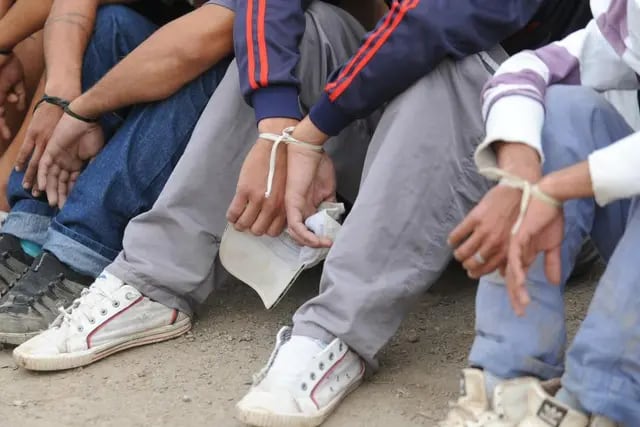 Sin cordones. Cada día, en promedio, nueve jóvenes menores de edad son detenidos en la provincia de Córdoba. (Ramiro Pereyra / Archivo)