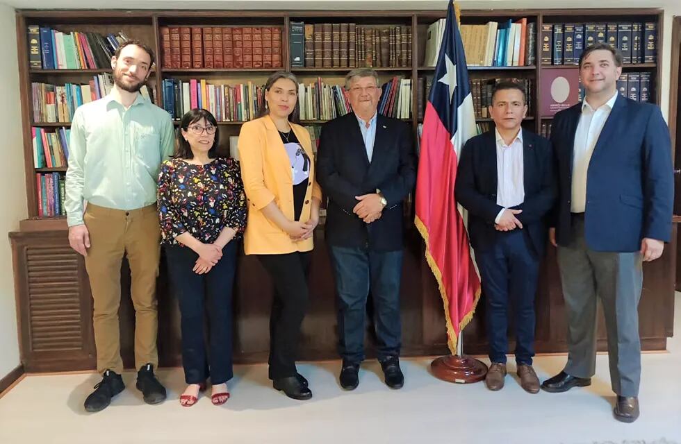 La embajadora Figueroa junto a funcionarios de la Embajada, y el empresario Jorge Gurrieri acompañado por integrantes de la Cámara de Comercio Exterior de Jujuy, en el encuentro mantenido en Buenos Aires.