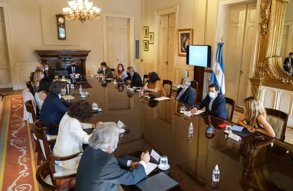 Reunión del Comité de Vacunación contra el coronavirus con el presidente Alberto Fernández, el jefe de Gabinete, Santiago Cafiero; las ministras de Salud, Carla Vizzotti, y de Seguridad, Sabina Frederic; los ministros del Interior, Eduardo de Pedro; de Defensa, Agustín Rossi; de Desarrollo Social, Daniel Arroyo; de Transporte, Mario Meoni, y de Turismo y Deportes, Matías Lammens.