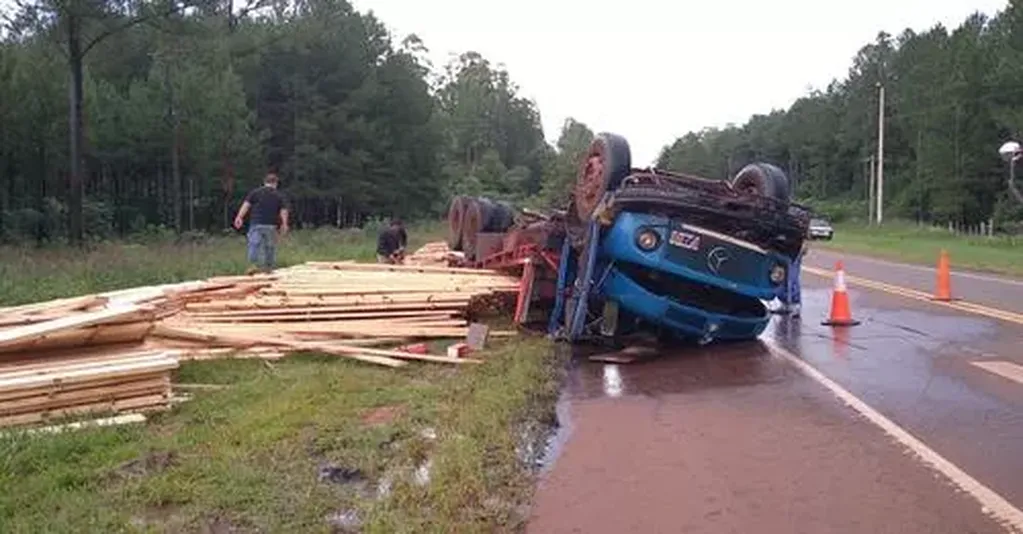 Camión cargado de madera despistó y volcó en Caraguatay.