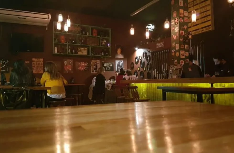 Caruana por el momento garantiza el funcionamiento normal de bares y restaurantes en Rosario. (Vía Rosario)