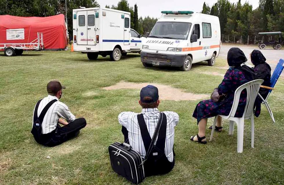 Una familia espera para ser atendida en el Hospital de Campaña (APN)