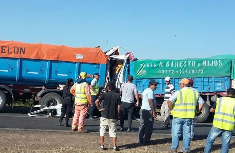 Accidente entre dos camiones en la autopista a Santa Fe.